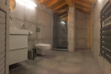 chalet-alpine-loft-la-rocaille-salle-de-bain-douche-location-appartement-chalet-Les-Gets