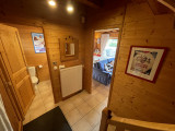 Chalet-bleu-entree-location-appartement-chalet-Les-Gets