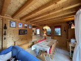 Chalet-bleu-salle-a-manger-location-appartement-chalet-Les-Gets