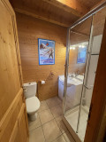 Chalet-bleu-salle-de-bain-location-appartement-chalet-Les-Gets