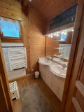 Chalet-bleu-salle-de-bain-location-appartement-chalet-Les-Gets