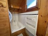 Chalet-bleu-salle-de-bain-location-appartement-chalet-Les-Gets