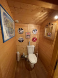 Chalet-bleu-toilettes-location-appartement-chalet-Les-Gets
