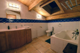 chalet-des-pistes-salle-de-bain-location-appartement-chalet-Les-Gets