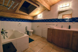 chalet-des-pistes-salle-de-bain-location-appartement-chalet-Les-Gets
