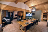 chalet-des-pistes-salon-salle-a-manger-cuisine-location-appartement-chalet-Les-Gets