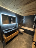 Chalet-Magy-1-salle-de-bain-baignoire-douche-location-appartement-chalet-Les-Gets