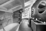 Chalet-Monet-salle-de-bain-baignoire-location-chalet-appartement-Les-Gets