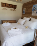 Chalet-Nabor-chambre-lit-double-location-appartement-chalet-Les-Gets