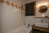 chalet-novelin-salle-de-bain-baignoire-appartement-chalet-Les-Gets