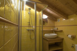 chalet-novelin-salle-de-douche-appartement-chalet-Les-Gets