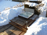 Chalet-Rocade-etage-1-exterieur-hiver-jacuzzi-location-appartement-chalet-Les-Gets