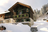 Chalet-Rocade-Mazot-exterieur-hiver-location-appartement-chalet-Les-Gets
