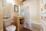 Chalet-Rose-salle de bain-baignoire-location-appartement-chalet-Les-Gets