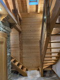 Chapuis-2-escaliers-acces-chambres-location-appartement-chalet-Les-Gets