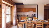 Chaumiere-1-salle-a-manger-cuisine-location-appartement-chalet-les-gets