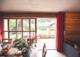 Chaumiere-2-salle-a-manger-terrasse-location-appartement-chalet-les-gets