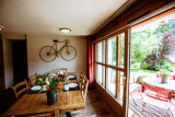 Chaumiere-2-salle-a-manger-terrasse-location-appartement-chalet-les-gets