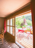 Chaumiere-2-salle-a-manger-terrasse-location-appartement-chalet-les-gets