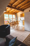 Chaumiere-6-salon-salle-a-manger-location-appartement-chalet-les-gets