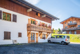 Clos-Chanterelle-exterieur-ete-parking-location-appartement-chalet-Les-Gets