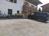 Clos-Myrtille-exterieur-ete-parking-location-appartement-chalet-Les-Gets