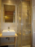 Isba-1-salle-de-bain-location-appartement-chalet-Les-Gets