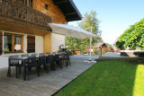 La-Rocade-1-exterieur-jardin-terrasse-ete-location-appartement-chalet-Les-Gets