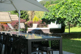 La-Rocade-1-exterieur-jardin-terrasse-ete-location-appartement-chalet-Les-Gets