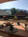 Manolou-extérieur-ete-vue-terrasse-location-appartement-chalet-Les-Gets