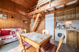 Moudon-Chalet17-intérieur-cuisine-mezzanine-location-appartement-chalet-Les-Gets
