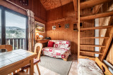 Moudon-Chalet17-intérieur-table-canapé-location-appartement-chalet-Les-Gets