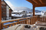 Pearl-201-balcon-vue-jacuzzi-hiver-location-appartement-chalet-Les-Gets