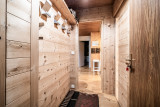 Pied-de-Adroit-5-couloir-entree-location-appartement-chalet-Les-Gets