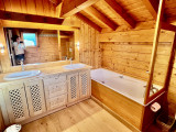 Rocali-salle-de-bain-en-suite-baignoire-location-appartement-chalet-Les-Gets
