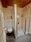 Rocali-salle-de-bain-en-suite-douche-location-appartement-chalet-Les-Gets