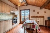 Roitelet-Les-Aires-sejour-cuisine-table-salle-a-manger-location-appartement-chalet-Les-Gets