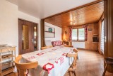 Roitelet-Les-Plagnes-sejour-table-salle-a-manger-chalet-location-appartement-chalet-Les-Gets