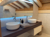 Shardana-chalet-salle-de-bain-location-appartement-chalet-Les-Gets