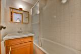 Soleil-de-minuit-salle-de-bain-baignoire-location-appartement-chalet-les-gets