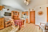 Soleil-de-minuit-salon-salle-a-manger-cuisine-location-appartement-chalet-les-gets