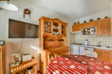 Soleil-de-minuit-salon-salle-a-manger-cuisine-location-appartement-chalet-les-gets