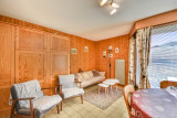 Soleil-de-minuit-salon-salle-a-manger-cuisine-location-appartement-chalet-les-gets