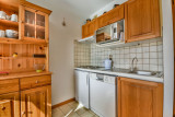 Soleil-de-minuit-salon-salle-a-manger-cuisine-location-appartement-chalet-les-gets