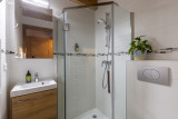 Suite-de-l-Alpe-Aiguille-du-Midi-salle-de-bain-douche-location-appartement-chalet-Les-Gets