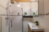 Suite-de-l-Alpe-Mont-Blanc-salle-de-bain-douche-location-appartement-chalet-Les-Gets