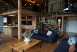 teka-roof-top-cuisine-salon-escalier-location-appartement-chalet-Les-Gets