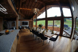 teka-roof-top-salle-a-manger-salon-cuisine-vue-pistes-location-appartement-chalet-Les-Gets
