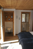 Teleporte-chambre-piste-bleue-lit-double-salle-de-bain-location-appartement-chalet-Les-Gets