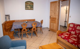Toure-2-salle-a-manger-appartement-chalet-Les-Gets